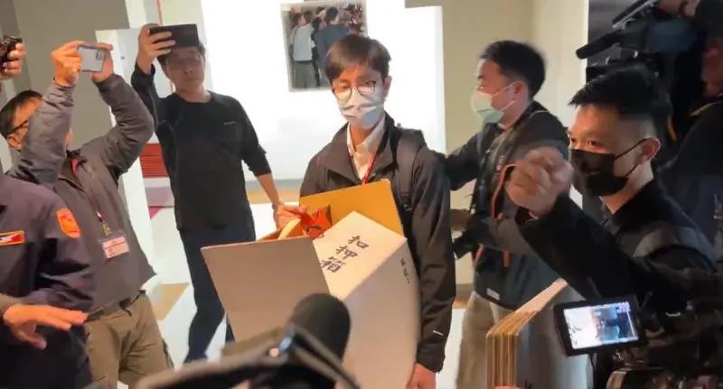 ▲士林地檢署肅貪專組，今（12）日指揮法務部調查局台北市調查處，上午前往陳怡君的服務處等地搜索，隨後進入台北市議會研究室調查，過程約2小時，並帶走一箱證物。（圖／翻攝畫面）