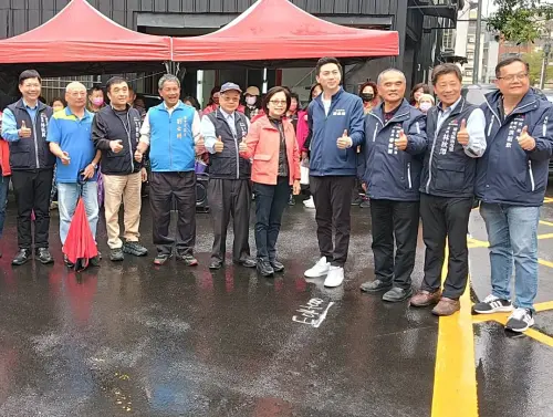 中市府傾聽地方心聲 南屯區巷道路面舒適大升級 ▲民政局長吳世瑋率南屯區長林秋萬及市府團隊前往視察完工成果,打造安全,維護民眾通行安全(圖/民政局提供2025.2.12)