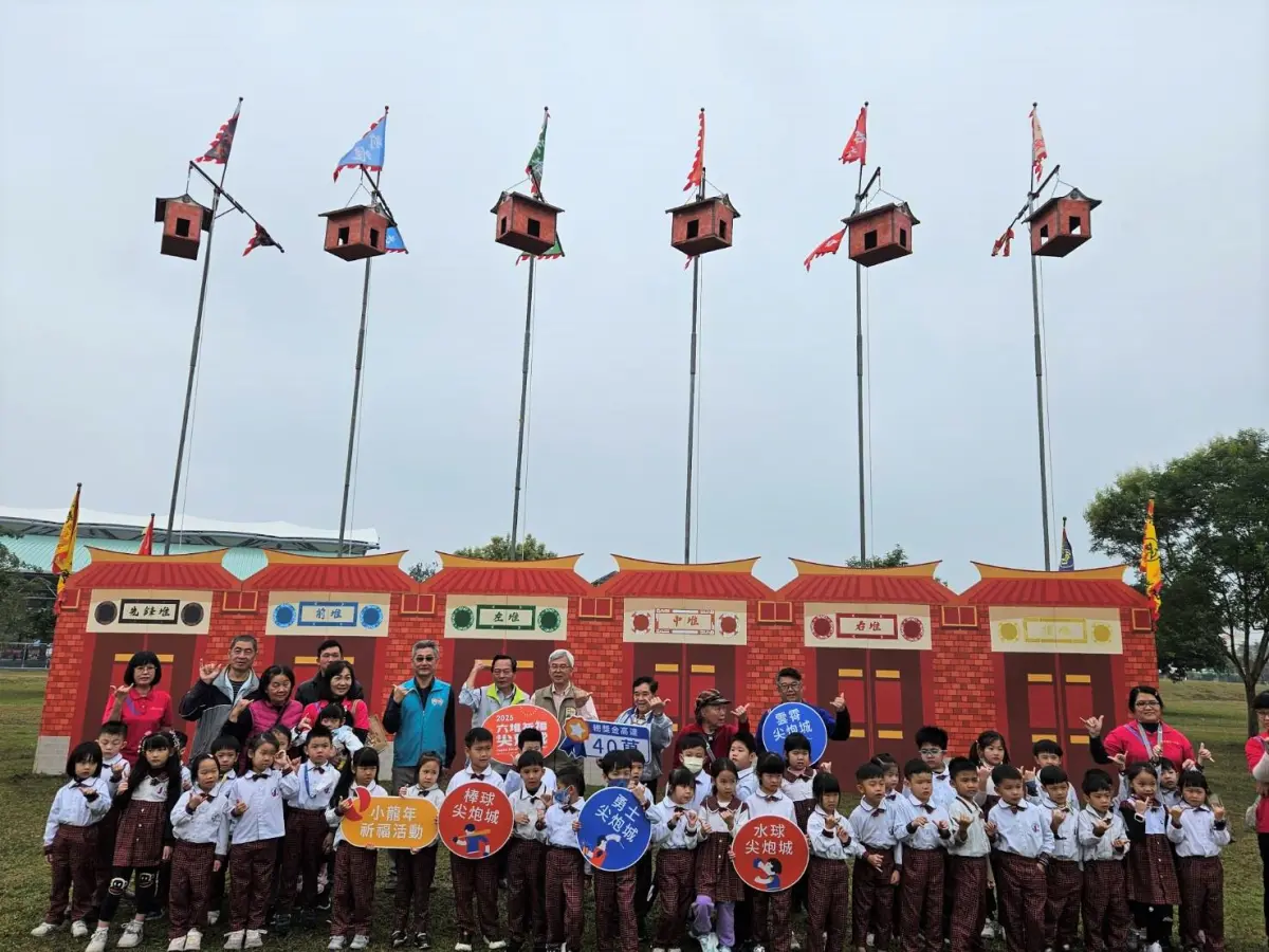 ▲特別推出環保安全的棒球尖炮城，讓這項百年傳承的客庄慶典與時俱進。（圖／屏東縣府提供）