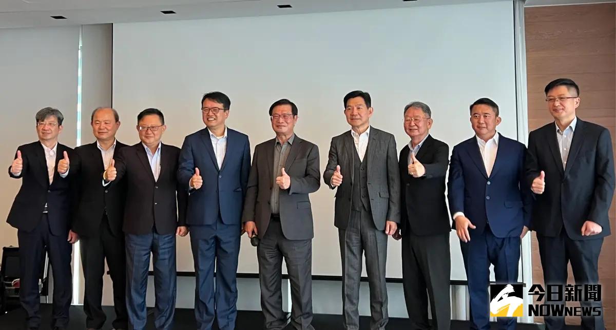 ▲台灣汽車金融龍頭和潤企業今（12）日攜手子公司和勁企業、和潤電能、和潤興業，發布2025年度營運展望。（圖／記者顏真真攝）