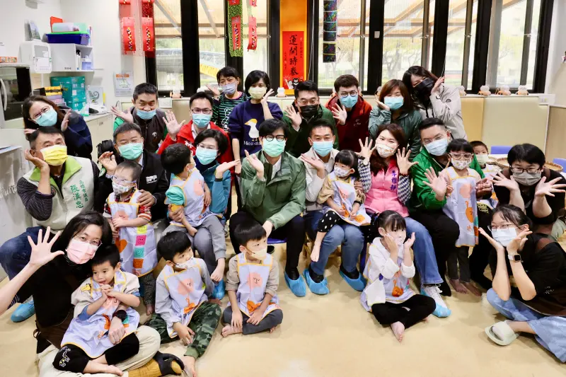 ▲高雄市長陳其邁今天趁著元宵節慰訪鳳山區兒童早期療育發展中心，與慢飛天使共同慶元宵。（圖／高市府提供）