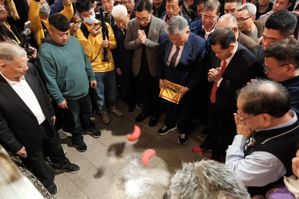 ▲鎮瀾宮董事長顏清標擲筊請示媽祖，定下今年9天8夜遶境起駕的日期。（圖／大甲鎮瀾宮提供，2025.02.12）