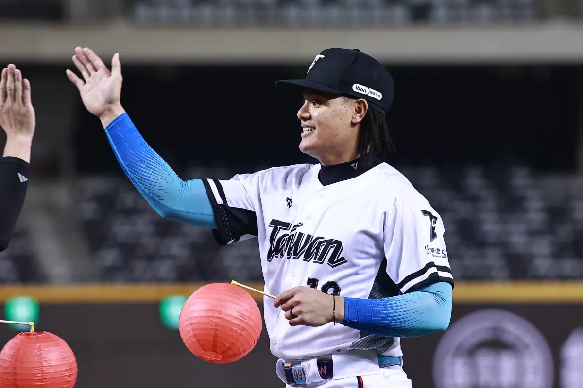 ▲張育成受訪時談到在對韓職樂天巨人交流賽中，以2棒登場的初體驗，直言不會有適應問題，因為他相信隊友：「第4棒有陳大哥（指陳子豪）在，在後面把我們打回來。」。（圖／記者葉政勳攝 , 2025.02.12）