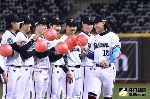 ▲中華隊為備戰第六屆世界棒球經典賽資格賽,更在近日與韓國職棒樂天巨人進行兩場熱身賽,在昨(12)日首戰靠著高宇杰逆轉二壘安打奠定勝基,終場中華隊就以4:3擊敗樂天巨人。(圖/葉政勳攝) ▲中華隊為備戰第六屆世界棒球經典賽資格賽,更在近日與韓國職棒樂天巨人進行兩場熱身賽,在昨(12)日首戰靠著高宇杰逆轉二壘安打奠定勝基,終場中華隊就以4:3擊敗樂天巨人。(圖/葉政勳攝)