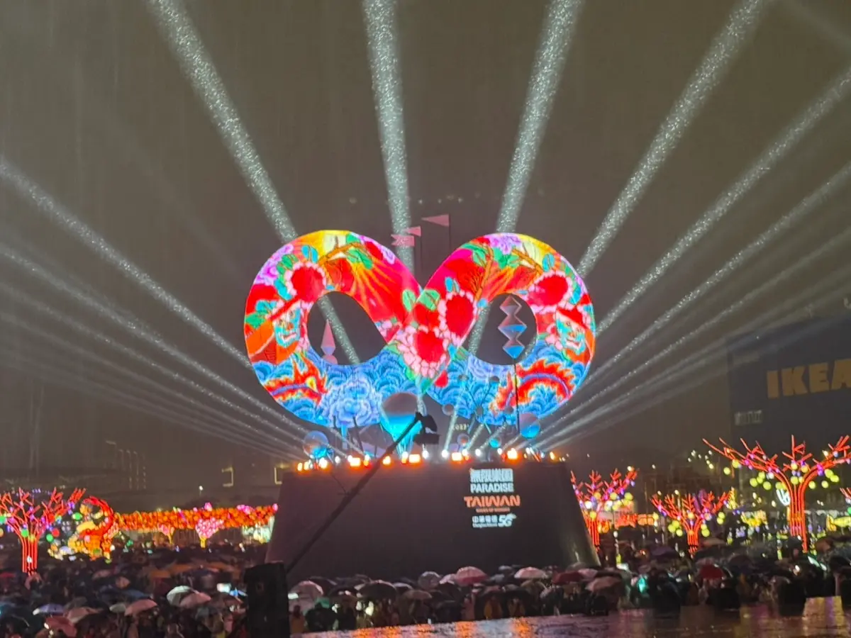 ▲台灣燈會大雨中開幕！主燈「無限樂園」啟動。（圖／NOWnews）