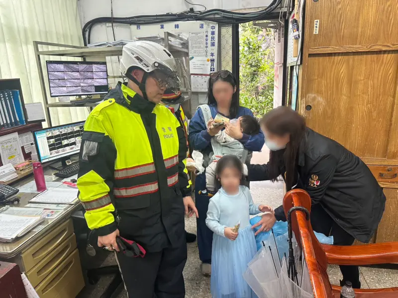 ▲一名23歲越南籍關姓母親在瑞芳區十分老街與年僅4歲的女兒走散，最終，在瑞芳警察分局與鐵路警察的通力合作下，找到走失的女童。（圖／警方提供）