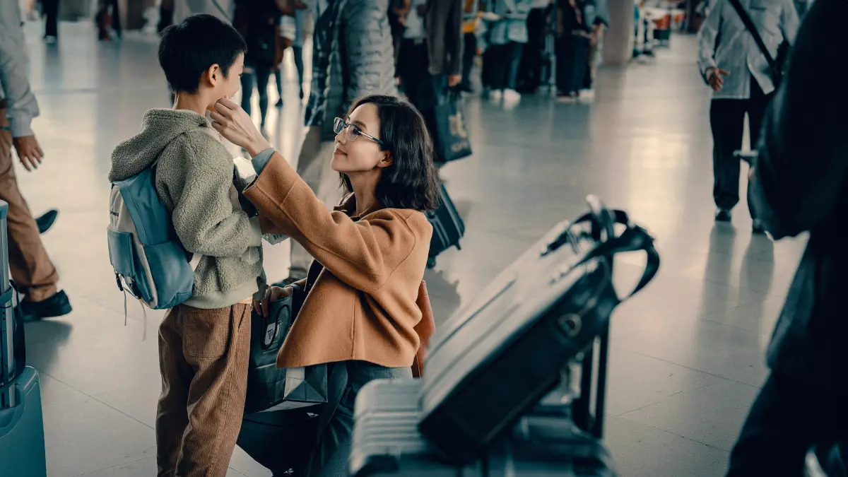 ▲張鈞𡩋在《外化之醫》中面對腦性麻痺的兒子，總是叮嚀他不要亂跑，私下張鈞𡩋直言，曾為了工作沒見到家人最後一面，是當演員最大的痛苦。（圖／公視、中華電信、瀚草文創）