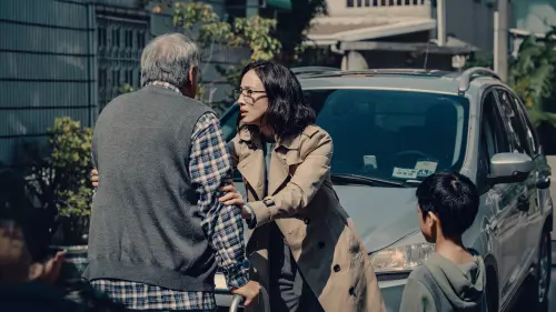 ▲張鈞甯要照顧患有失智症的父親傅雷及患有腦麻的兒子，揭「三明治世代」職場婦女困境。（圖片提供：公視、中華電信、瀚草文創）