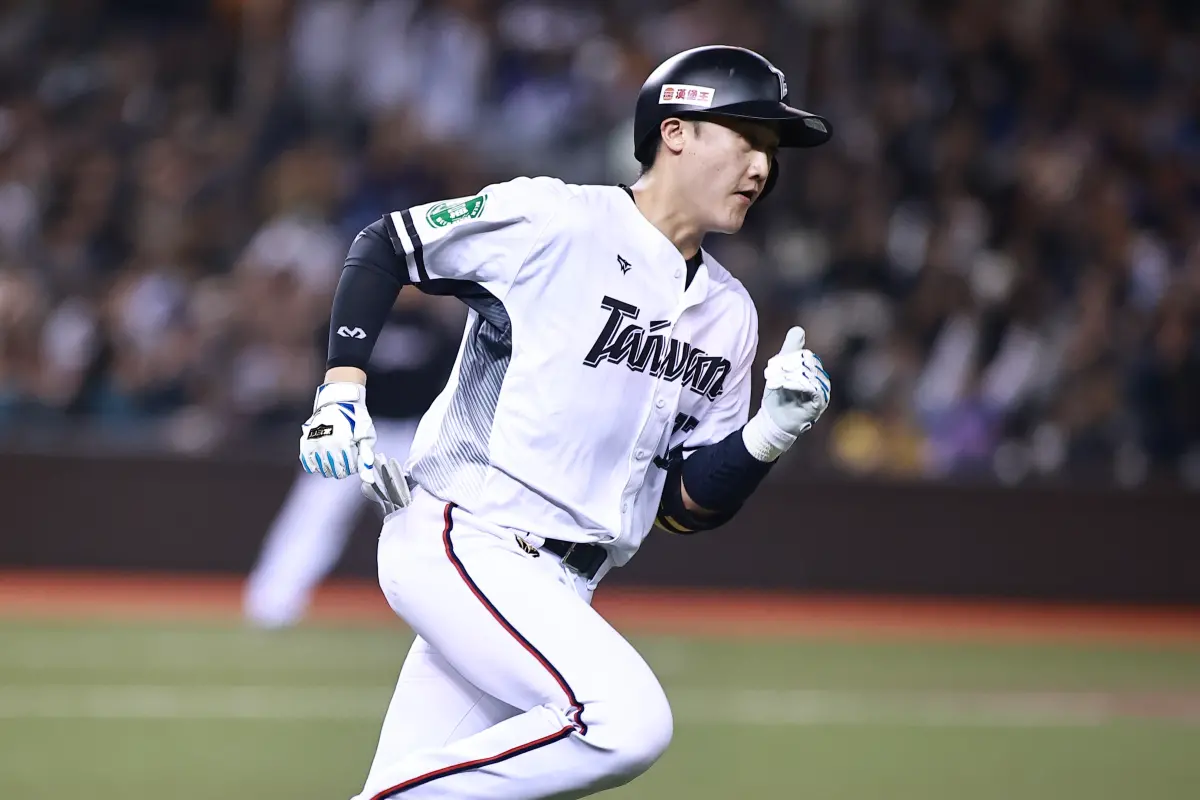 ▲中華隊先發捕手高宇杰六局下建功，在得點圈情況下掃出深遠二壘安打，幫助中華隊一舉逆轉比分，六局打完以3：2領先樂天巨人。（圖／記者葉政勳攝）