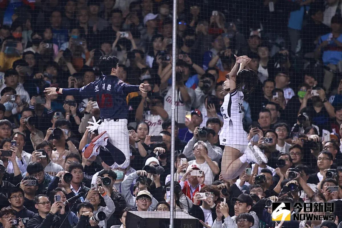 ▲台韓交流賽因為場地交付狀況，只能辦在平日週三、週四晚間時段，但根據官方透露，首戰進場人數仍突破2萬人，足見棒球高人氣。（圖／記者葉政勳攝）