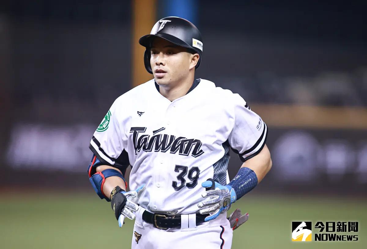 ▲中華隊今（12）日以4：3逆轉擊退樂天巨人，在台韓交流賽G1取得勝利，對於備戰2026年第6屆WBC世界棒球經典賽資格賽（World Baseball Classic Qualifiers）有相當大的信心提升，雖然團隊僅擊出6支安打，不過選到8次保送，被三振僅4次，中華隊總教練曾豪駒賽後表示，「攻擊在設定上面選擇不錯，整體選到8次保送，而且揮空率沒有很高。」（圖／記者葉政勳攝 , 2025.02.12）