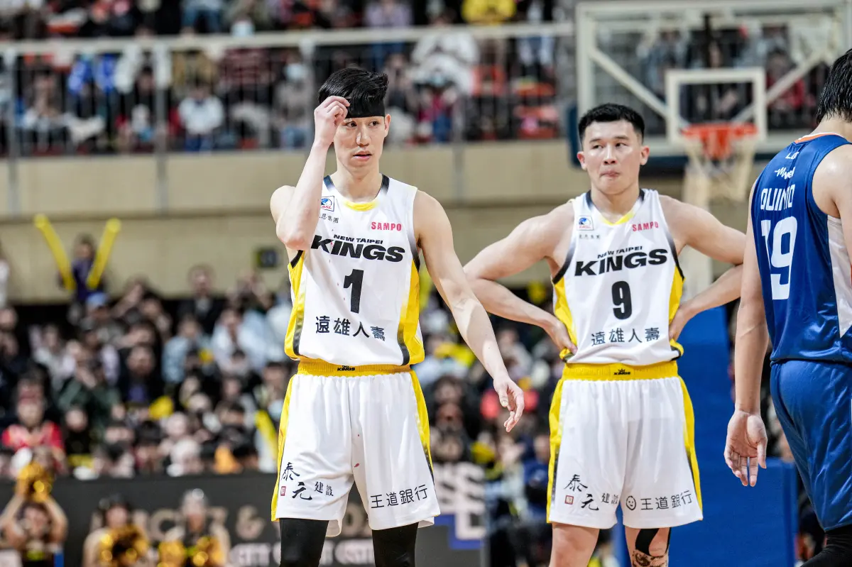 ▲新北國王今（12）日將出戰馬尼拉電器，力拚4強門票，儘管球隊頭號球星林書豪因傷缺陣，但經過二度延長後，他們靠著林書緯和李愷諺的強勁表現，國王終場以106：96擊敗馬尼拉電氣，史上頭一次有2支台灣球隊皆闖進東超4強。（圖／東超提供）