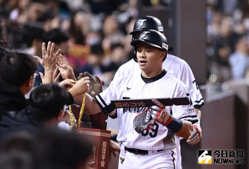 ▲「得點圈之鬼」吳念庭今（12）日在台韓交流戰G1就展現火燙的手感，此役吳念庭繳出3支2、1保送的優異表現，幫助中華隊以4：3逆轉樂天巨人，他賽後表示，觀眾進場後讓他有不一樣的感覺，「集中力調整到最高，抱著打資格賽的心情面對這兩場交流賽，這樣對後面幫助更好。」此役敲出兩支二壘安打，吳念庭笑說韓職的球感覺彈一點。（圖／記者葉政勳攝 , 2025.02.12）