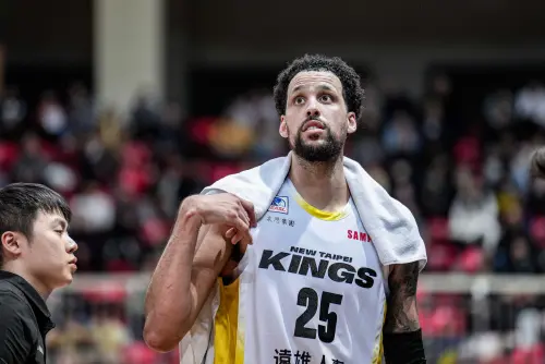 國王這一場比賽展現韌性,讀秒時刻落後三分,硬是靠著奧帝的三分球將比分追平,以78:78進入到延長賽。 ▲國王這一場比賽展現韌性,讀秒時刻落後三分,硬是靠著奧帝的三分球將比分追平,以78:78進入到延長賽。(圖/東超提供)