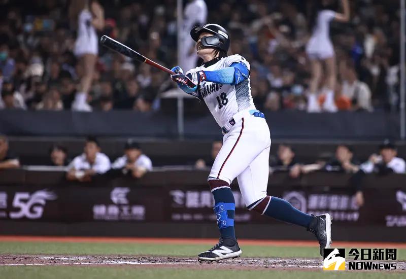 ▲中華隊在台北大巨蛋首戰迎戰西班牙，由下勾投手陳宇宏掛率先發，並由林佳緯擔任開路先鋒，台灣隊長陳傑憲打第三棒，至於第四棒是「國防部長」張育成。（圖／記者葉政勳攝）