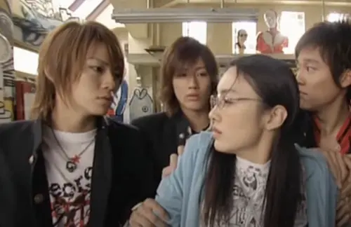 ▲龜梨和也（左1）和赤西仁（左2）當年參演《極道鮮師2》走紅。（圖／翻攝自YouTube）