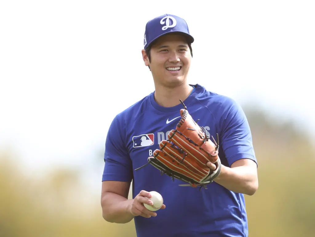 ▲大谷翔平在春訓時也和韓籍新同學金慧成有交流，並且用韓文稱讚對方「帥氣！」，展現出前輩的親合力。（圖／美聯社／達志影像）