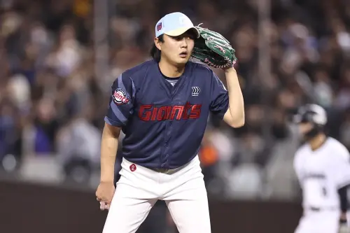 ▲韓國後援投手鄭哲元，第7局疑似受到大巨蛋超過2萬名球迷高唱應援曲影響，投球時聽不到PitchCom儀器發出的球種暗號。（圖／記者葉政勳攝）