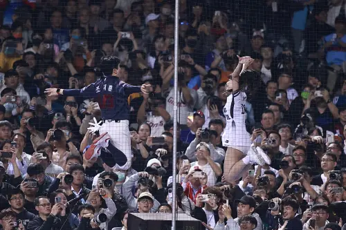 ▲大巨蛋三壘側首度設立「韓式應援區」。（圖／記者葉政勳攝 , 2025.02.12）