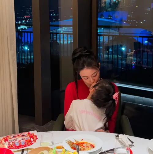 ▲宣云（Luna，上下圖後）和愛女互動親暱。（圖／Luna IG）