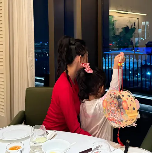 ▲▼宣云（Luna，上下圖後）和愛女互動親暱。（圖／Luna IG）