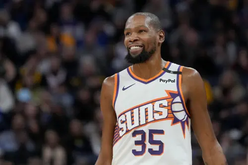 鳳凰城太陽隊明星前鋒Kevin Durant,在今年交易截止日前捲入交易傳聞之中,儘管他最終並沒有被賣,但根據媒體的說法,這位頂尖得分手,在休賽季還是有可能被擺上貨架 ▲鳳凰城太陽隊明星前鋒Kevin Durant,在今年交易截止日前捲入交易傳聞之中,儘管他最終並沒有被賣,但根據媒體的說法,這位頂尖得分手,在休賽季還是有可能被擺上貨架。(圖/美聯社/達志影像)