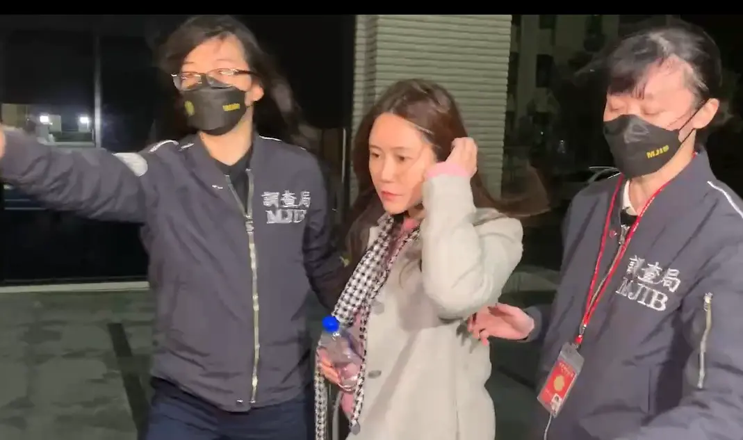 ▲北市議員陳怡君涉嫌利用人頭帳戶詐領300萬圓助理費，今凌晨移送士林地檢署偵訊，經過檢方漏夜偵訊後，陳怡君及張姓主任被當庭逮捕、聲押禁見。（圖／翻攝畫面）
