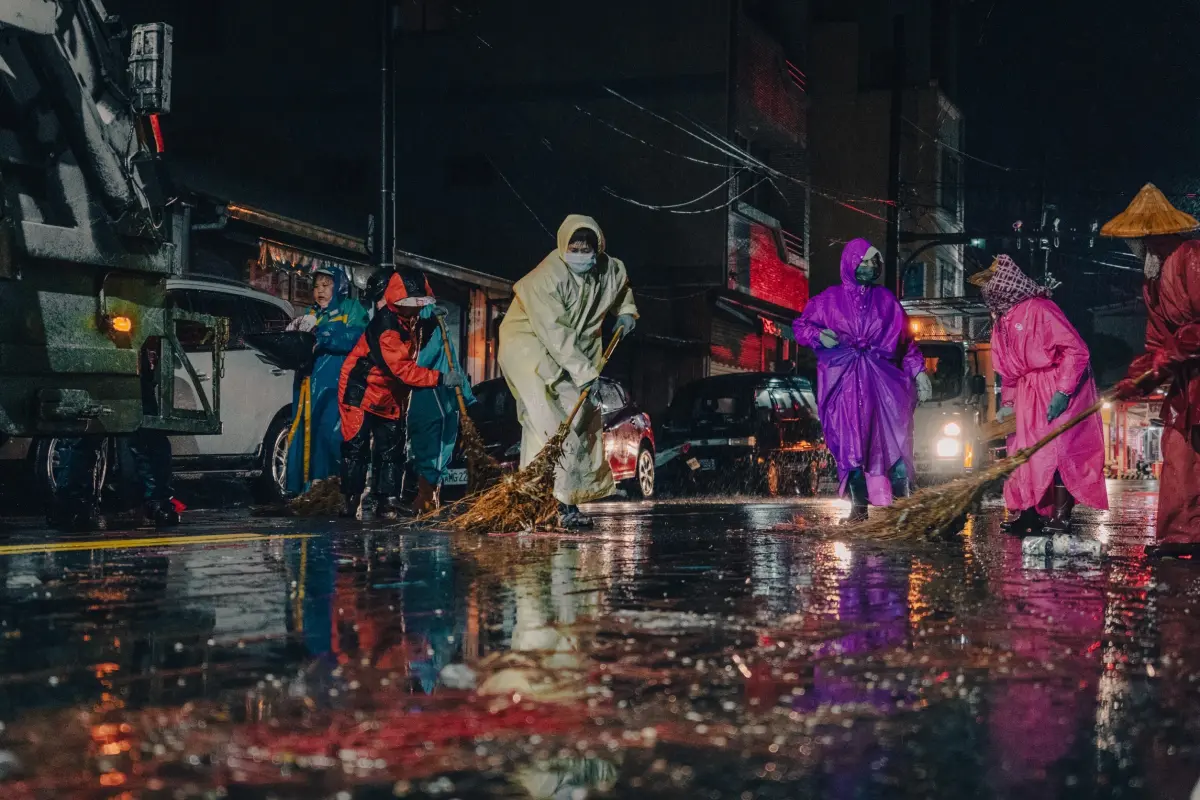 ▲鹽水蜂炮於昨晚間啟炮登場，南市府也於活動結束後也立即動員大批人員全力展開清理作業，預估將於中午前全面恢復市容。(圖／南市府提供)