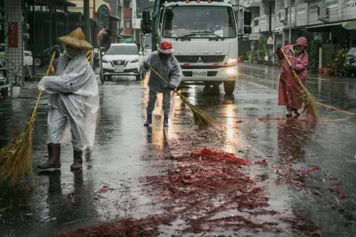 ▲鹽水蜂炮於今天清晨落幕，儘管降雨不斷，市府仍調派約174人次清潔人員，全力展開清理作業，粗估將清出約28.8公噸垃圾。（圖／南市府提供）