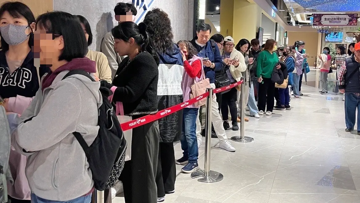 ▲濕冷天氣又下雨，平日新店裕隆城卻人潮眾多，Threads上有人發問「今天是所有的新店人都到裕隆城吃飯了嗎」，在地居民解答是「荿蒔敘」火鍋新店開幕「嚇到人好多」，網友都好奇「好吃嗎？」（圖／讀者提供）