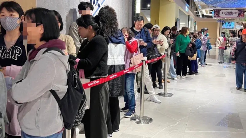 ▲濕冷天氣又下雨，平日新店裕隆城卻人潮眾多，Threads上有人發問「今天是所有的新店人都到裕隆城吃飯了嗎」，在地居民解答是「荿蒔敘」火鍋新店開幕「嚇到人好多」，網友都好奇「好吃嗎？」（圖／讀者提供）