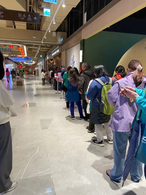 ▲裕隆城內突然湧現大批排隊人潮，讓大家好奇又開了什麼新店。（圖／讀者提供）