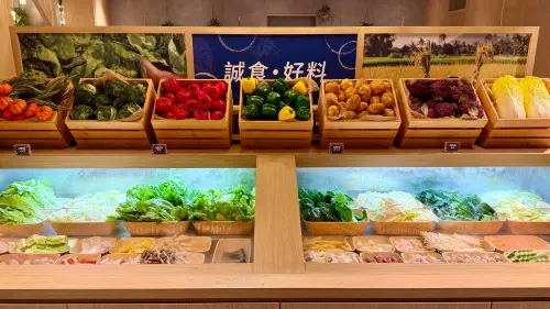 ▲記者直擊「荿蒔敘」自助吧食材以蔬食為多，現場至少4款小農蔬菜。（圖／記者蕭涵云攝）