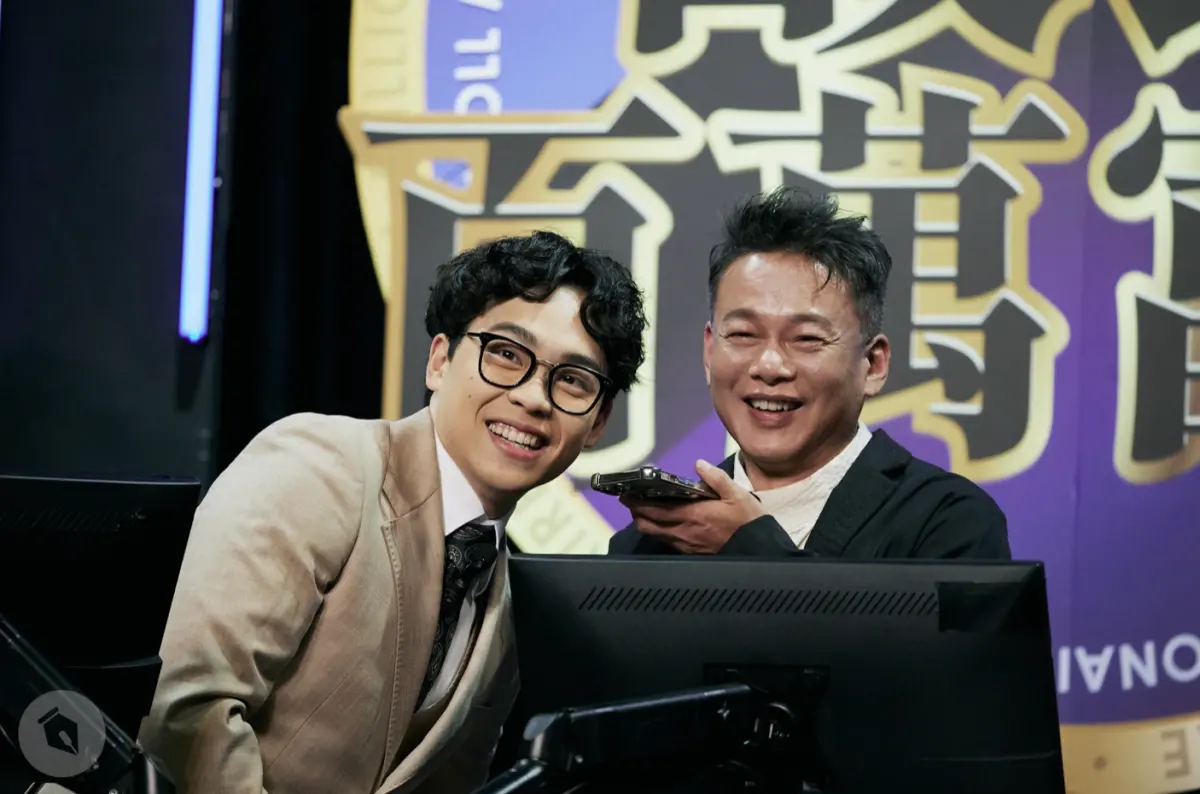 ▲金馬影帝李康生登上《賀瓏夜夜秀2》挑戰招牌單元「酸民百萬富翁」，成功抱回25萬元獎金，挑戰過程中因Call Out給金馬影后楊貴媚，對方在電話中大方答應將赴約節目。（圖／薩泰爾娛樂）