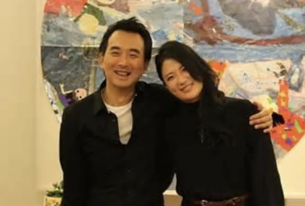 ▲蔡岳勳（左）與于小惠曾在生活與事業上都密不可分，卻傳出20年的婚姻其實早在4年前已經結束，兩人的女兒蔡牧霏稱父親暫時不想接受訪問。于小惠則透露過去曾有約定，互相陪伴對方實現夢想10年，她為此放下幕前的演藝事業，但20年過去，她想過自由的日子，認為彼此已越來越沒交集。（圖／摘自于小惠FB）