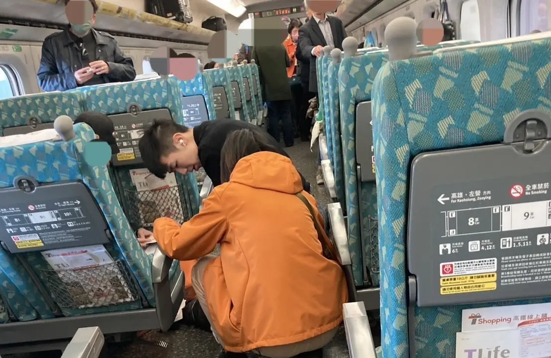 ▲一名中年男子前天搭高鐵時突然昏厥，前座的大學生楊庭豪立即進行心肺復甦術搶救。（圖／台中市消防局提供，2025.02.13）