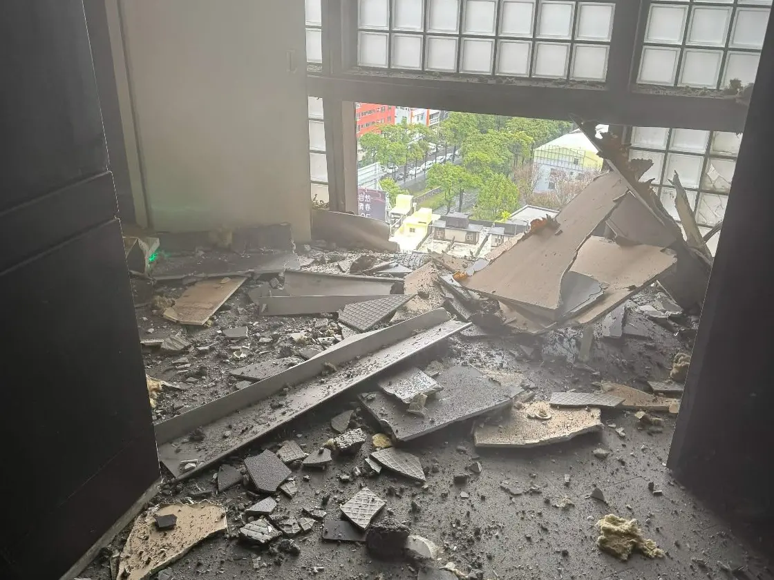 ▲台中新光三越百貨公司今午發生氣爆，事故樓層內部畫面曝光，玻璃泥塊碎滿地。（圖／翻攝Threads）