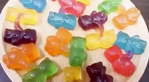 ▲Haribo情人節「手牽手小熊軟糖」爆紅。（圖／翻攝自寶雅FB）