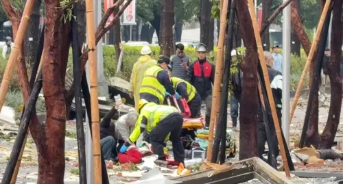 ▲氣爆現場滿目瘡痍，百貨建築物附近路面全是玻璃碎片，還有民眾疑似受到爆炸威力影響，當場倒地，還有醫護人員緊急在現場施作CPR急救。現場警消人員正緊急疏散全棟人潮中。（圖／台中市消防局提供）