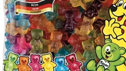 ▲2月14日西洋情人節網路熱論，真的好想吃德國哈瑞寶「Haribo手牽手小熊軟糖」，熊熊情侶牽手搭配愛心放閃，到底台灣哪裡買得到？目前POYA寶雅及家樂福有賣，口味、價格一次整理。（圖／翻攝自家樂福官網）