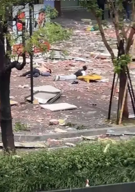 ▲新光三越台中店前廣場，多名路人被炸到倒在地上。（圖／翻攝網路，2025.02.13）