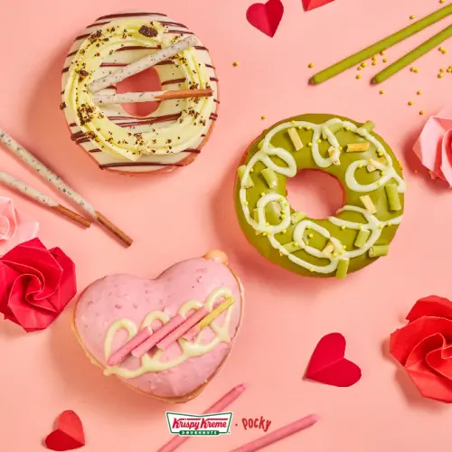 ▲Krispy Kreme攜手Pocky開賣3款「甜享春日甜甜圈」，售價皆為60元。（圖／Krispy Kreme提供）