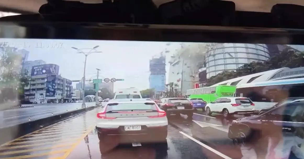 ▲台中新光三越上午驚傳氣爆意外，有民眾的行車紀錄器拍下爆炸瞬間畫面，大面積碎片落下，十分駭人。（圖／翻攝畫面）