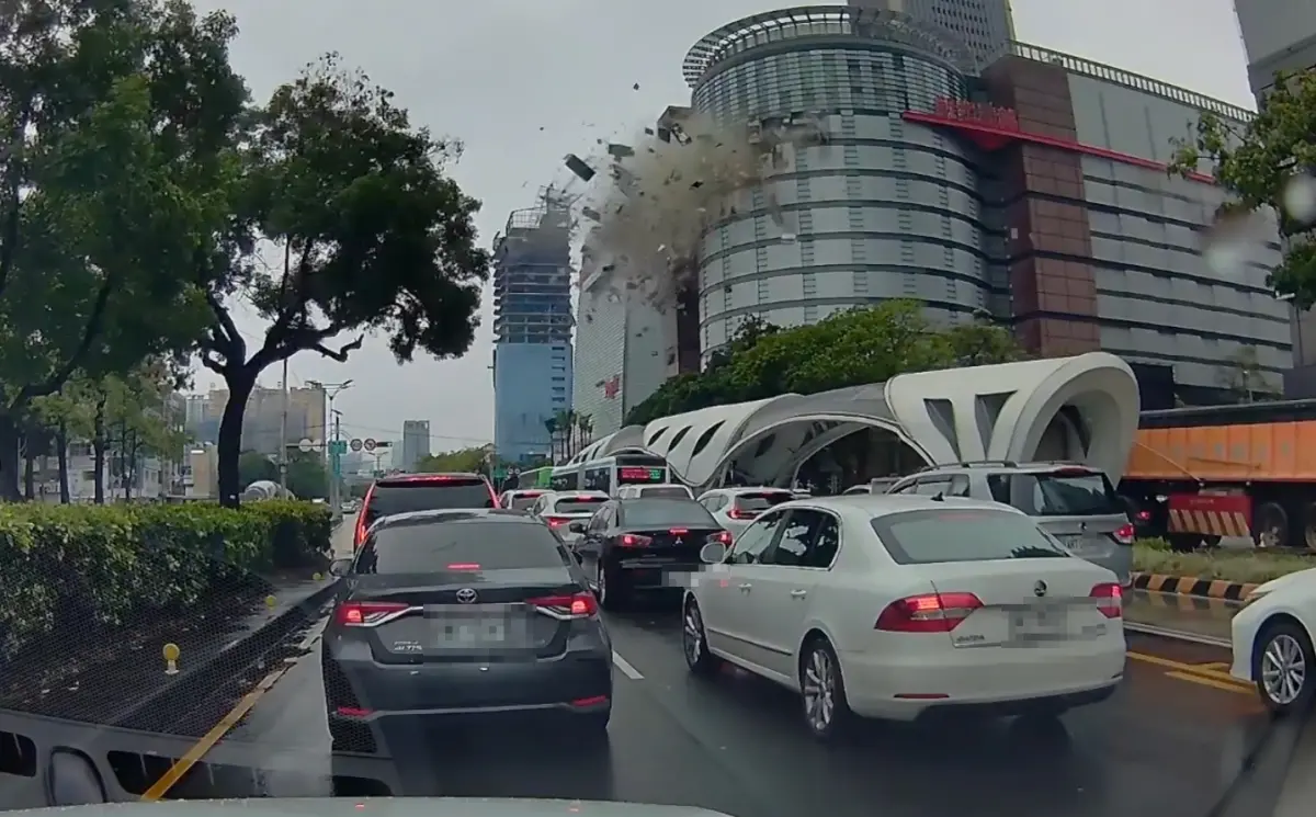 ▲台中新光三越今（13）日中午11時33分左右發生氣爆，有民眾行車記錄器錄下當時氣爆瞬間。（圖/Threads）