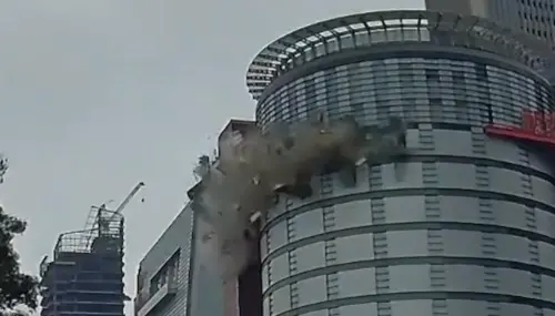 ▲新光三越台中中港店今12、13樓發生氣爆，現場電梯全毀、已知4名民眾被炸飛。目前緊急撤出館內人員，官方宣布緊急封館一天；瓦城集團回覆6樓樂子、9樓時時香及10樓瓦城，3餐廳「同仁皆安全」。（圖／翻攝畫面）