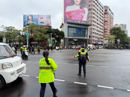 台中新光三越氣爆傷亡慘重！ 周邊交通大亂　救護車一度塞路上

