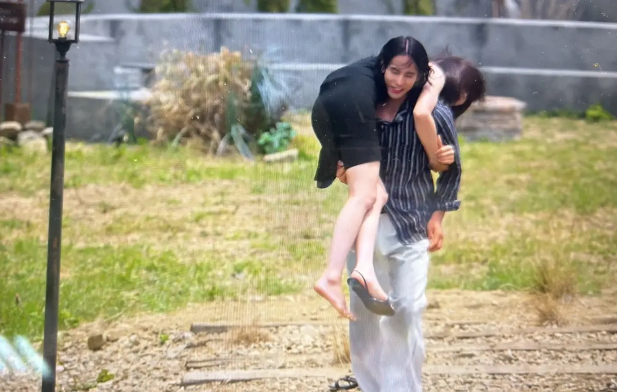 ▲《單身即地獄4》收官，人氣王時安最後是被陸俊諝（如圖中男生）扛出地獄島，陸俊諝的舉動引來部分觀眾罵聲。（圖／翻攝自Netflix）