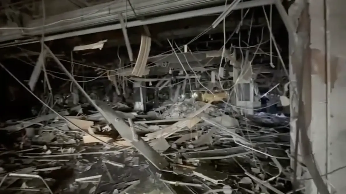 ▲新光三越台中今（13）日上午發生氣爆，消防局提供12樓現場內部「炸成廢墟」畫面，只見整層樓面目全非，現場滿目瘡痍、甚至完全看不出櫃位原貌，宛如災難片。（圖／消防局提供，翻攝畫面）