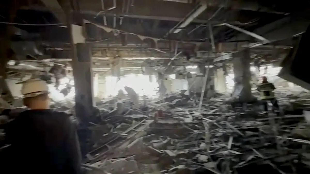 ▲新光三越台中店12樓氣爆，滿目瘡痍。（圖／消防局提供，翻攝畫面）