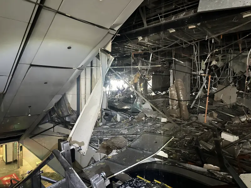 ▲台中新光三越今（13）日發生氣爆意外，消防員到場救災勘查拿了超商5瓶水，但因全館疏散停業無法結帳，緊急上網協尋超商店長。（圖/翻攝照片）